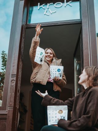 Přijďte si pro sváteční balíček dnes od 8 do 16 👋 #PražírnaKrok #Jičín #KafeJeLáska #Pražírna #EspressoBar #SvátečníKafe