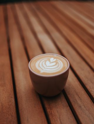 Nedělní cappuccino už na vás čeká v pražírně ☕️🤍 #PražírnaKrok #Jičín #KafeJeLáska #EspressoBar #Cappuccino #Krok