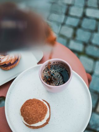 Tanzánie na filtru 🥰☕️ a plná vitrína sladkých dobrot ✌️ #KafeJeLáska #Jičín #PražírnaKrok #EspressoBar #BatchBrew