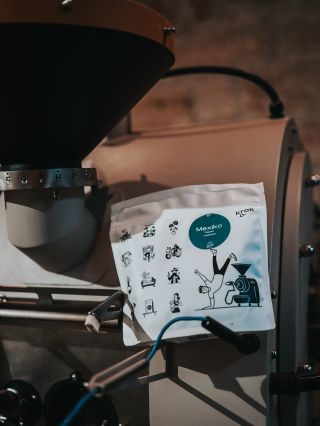 Pražírna plná nových káv 🤍☕️ přijďte si třeba pro Mexiko pražené na espresso, které chutná po čokoládových sušenkách,...