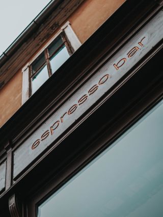 Espresso bar v centru Jičína otevřený každý den ☕️🤍 dnes 8-15 👋 #PražírnaKrok #Jičín #KafeJeLáska #EspressoBar #Víkend...