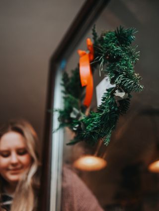 Prosinec v pražírně bude určitě nejvoňavějším měsícem v roce ♥️🎄 holky se mění ve vánoční skřítky, pražíme o sto šest,...