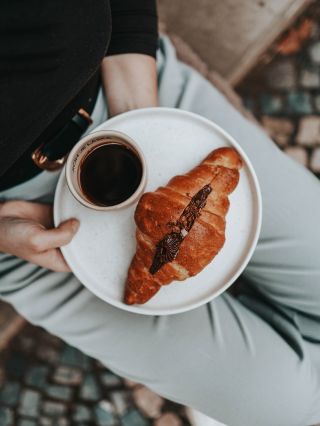 Právě přistálo na pultě v @prazirnakrok 🤍 #PražírnaKrok #Jičín #EspressoBar #Croissant #DvěMetličky #Dobroty #KafeJeLáska